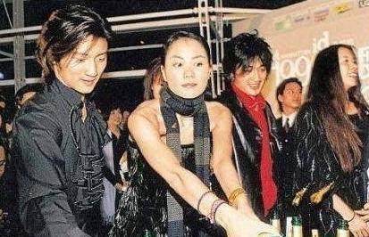 л��Ĭ�����������Щ������˽�£�����ֻ�����ö��ӿ���