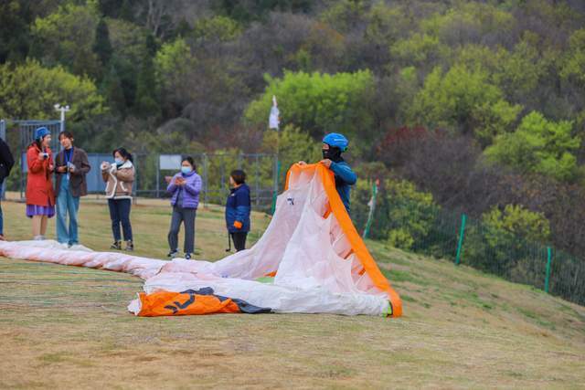 湖北“小武当”，圣境山滑翔基地，一同翱翔蓝天白云