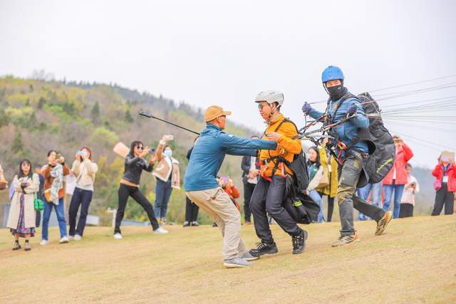 湖北“小武当”，圣境山滑翔基地，一同翱翔蓝天白云