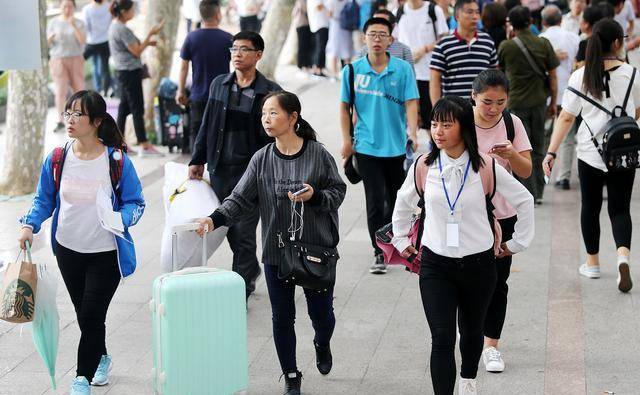 今日热议！高校开设“留学生专用电梯”引学生不满，何为教育公平