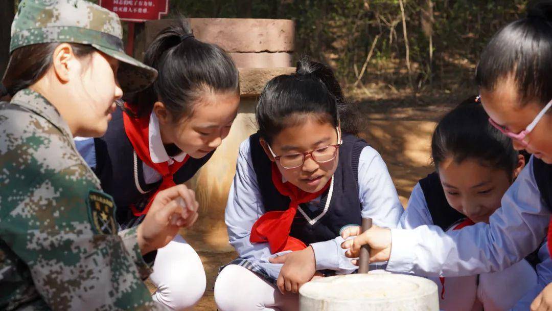 徐州市大中小学情景式思政课在淮海战役烈士纪念塔开讲