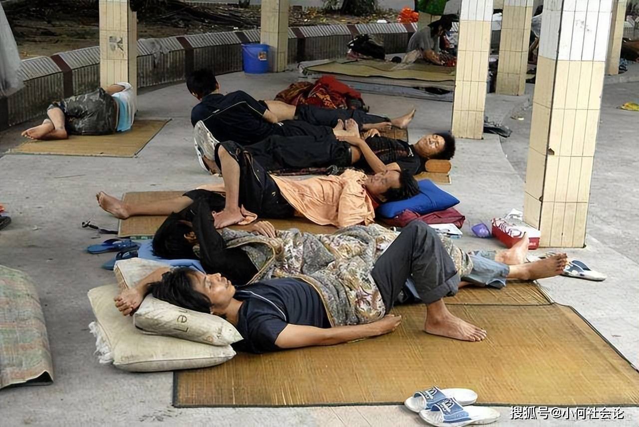 深圳三和大神现状：没钱租房睡街头，吃3元挂壁饭，不向现实低头