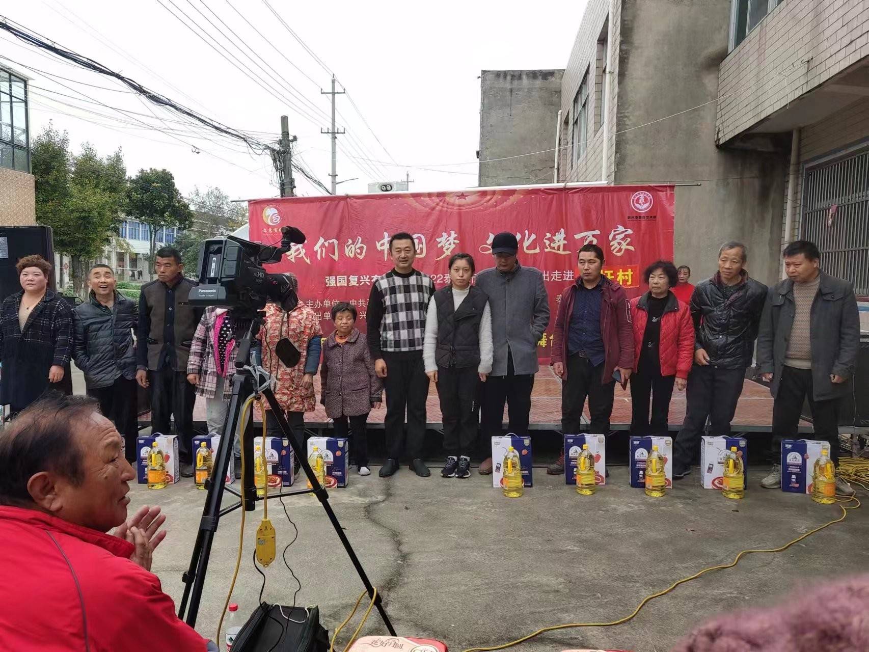 12年来，他将欢乐和文明送进千家万户