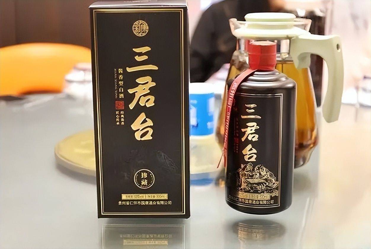 惊呆了！你喝的白酒竟然是养猪场里面灌的，如许的白酒你喝过吗？