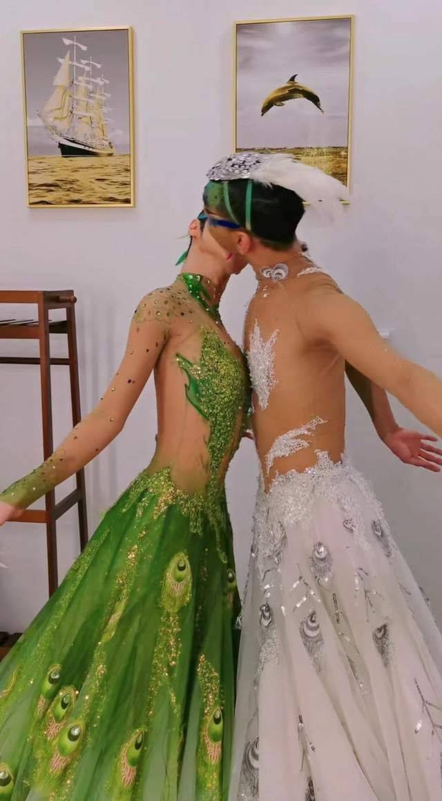 孔雀舞的表现方式有很多种，为什么男女舞者偏偏要这么扭捏作态，乱博眼球。