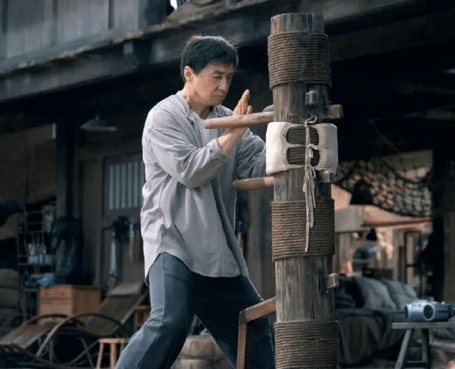 成龙当面被喊“退票”，近11年主演10部烂片，年近七旬晚节不保