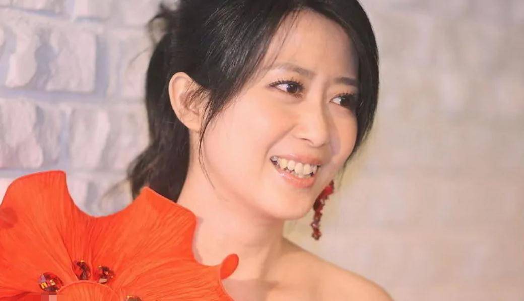 出名歌手孟庭苇：一场抨击性的婚姻让她悲伤，52岁与儿子相依为命