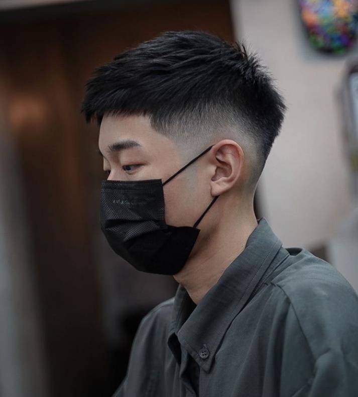 原创30岁男生别只会剪“板寸”，试试这6款潮流发型，干净帅气有魅力