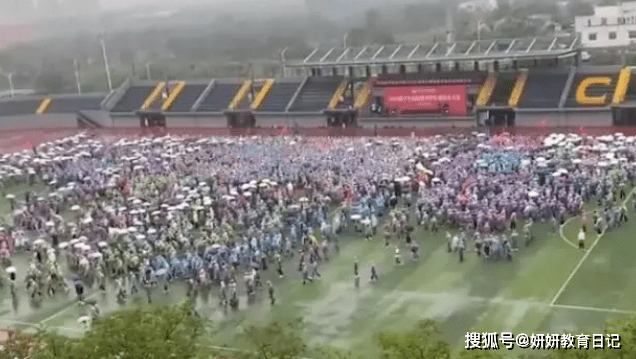 高校雨天操场开会，引学生不满当场喊话，事实与网上传的有出入