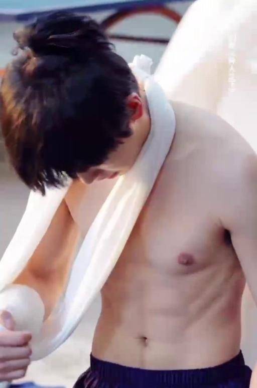 从向往的生活常驻嘉宾变成飞行嘉宾，彭昱畅用6块腹肌取代大肚腩