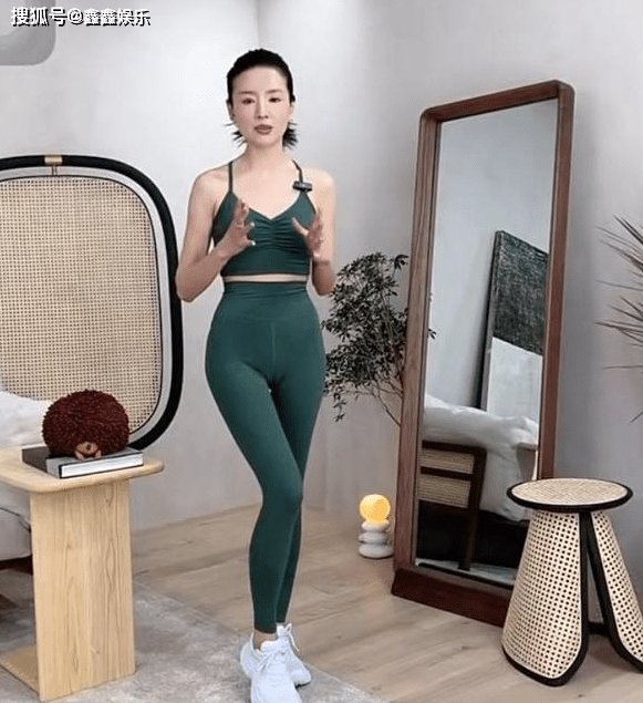 董洁直播卖瑜伽裤裤子穿反太尴尬身材干瘪M6 米乐像大头娃娃(图4)