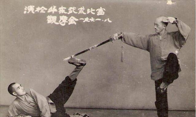 原创
            传奇武僧海灯法师：4岁丧母12岁丧父，77岁表演二指禅，87岁圆寂