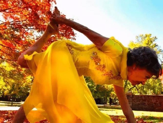 雷竞技RAYBET101岁印度美人练瑜伽90年和小70岁男伴翩翩起舞灵活似少女(图9)