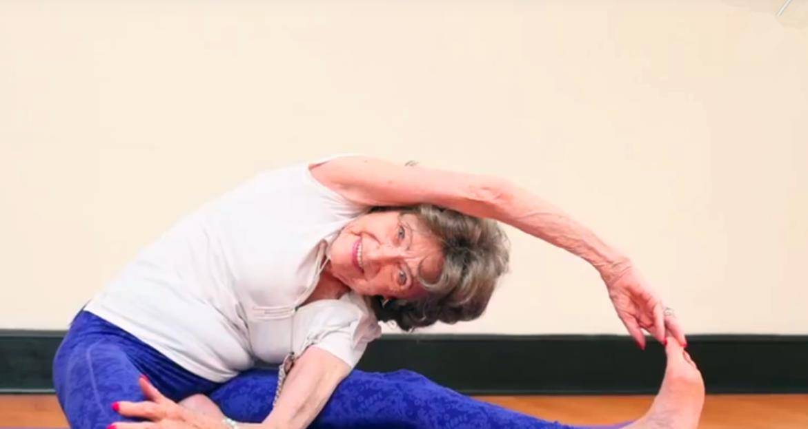 印度百岁美人练瑜伽90年喝香槟坐游艇小70岁男伴赞她像钻石亚新体育(图11)