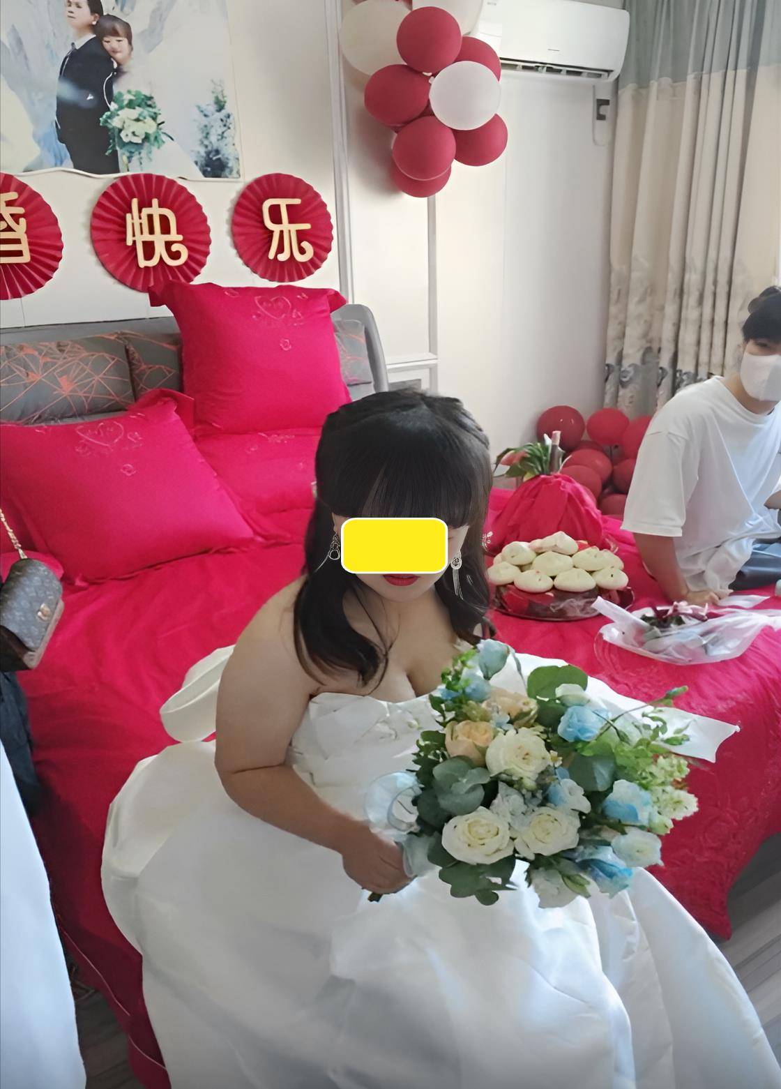 女子穿抹身材婚纱结婚精致打扮吸引视线网友：看着好尴尬BG真人(图3)