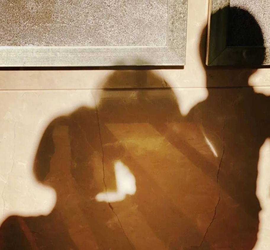 孩子玩手机图片:孩子玩手机，到底要不要管？