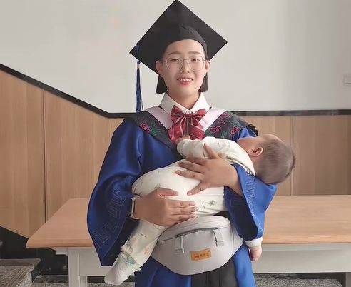 内蒙古身边事：硕士妈妈抱6个月宝宝参加毕业典礼