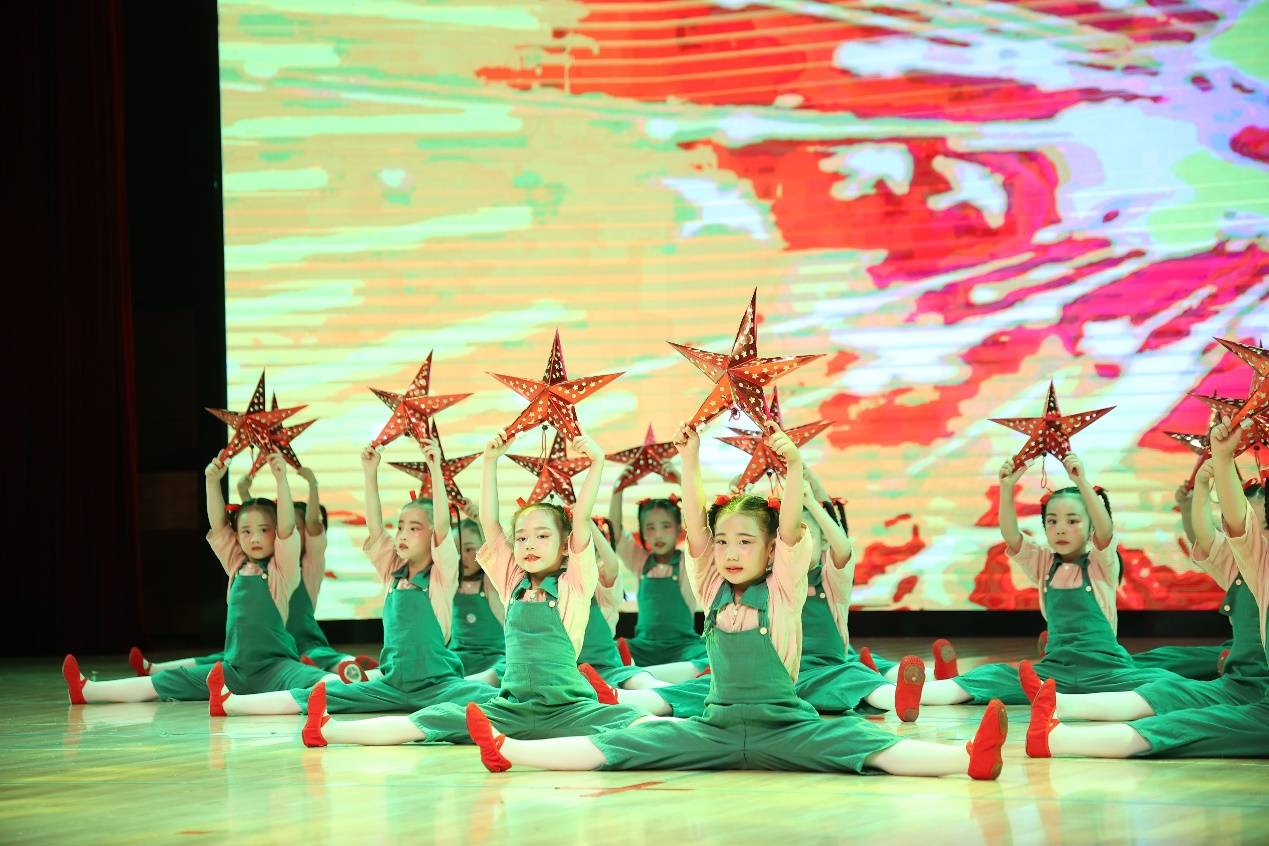 半岛体育艺术点亮孩子快乐童年 晶晶国际教育集团华中区2023年大型文艺演出在汉举办(图7)