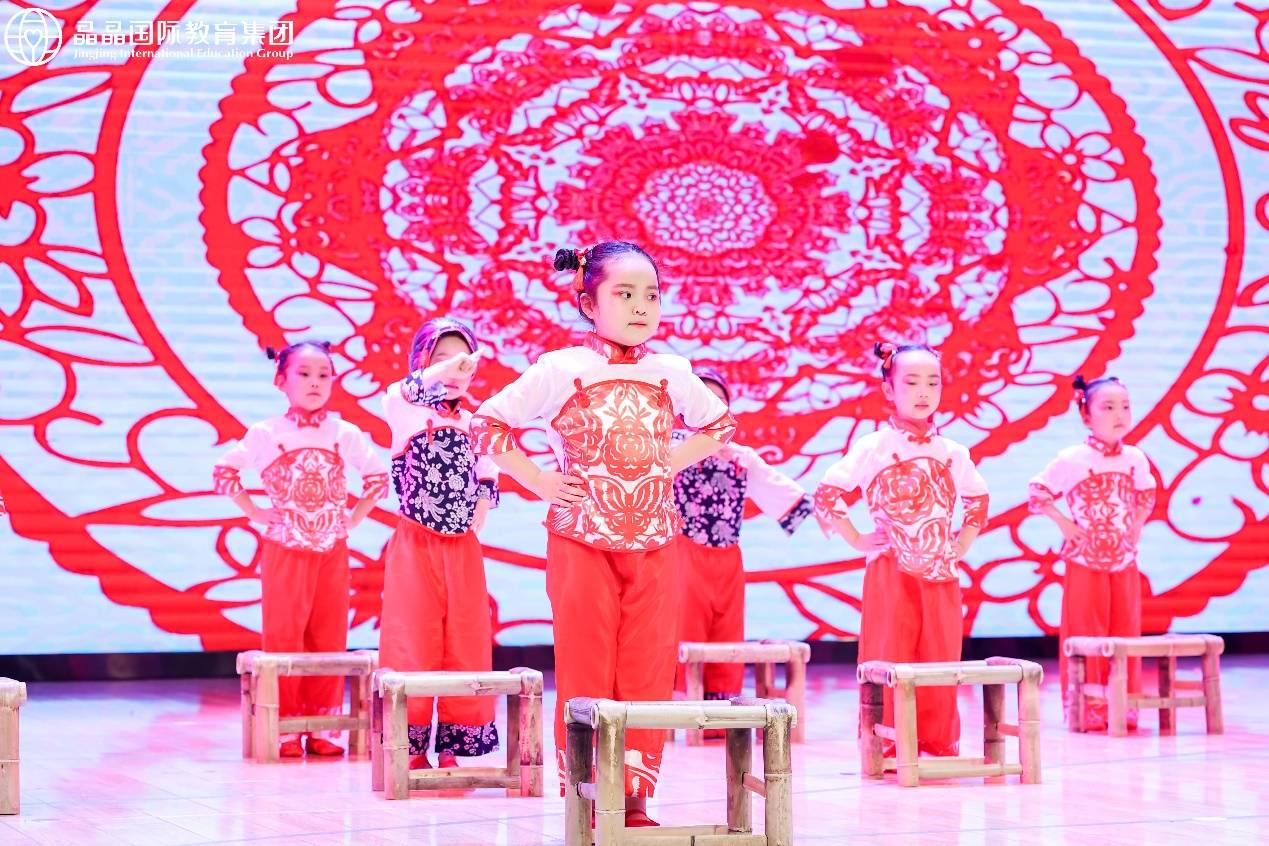 半岛体育艺术点亮孩子快乐童年 晶晶国际教育集团华中区2023年大型文艺演出在汉举办(图6)