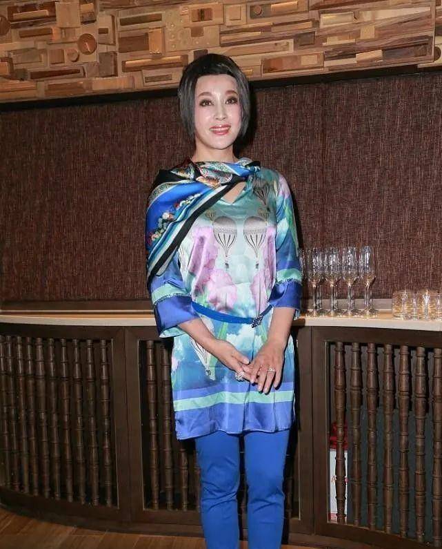 70岁刘晓庆和57岁刘嘉玲同框，一个浓妆，一个淡妆，差距很大