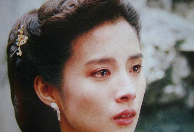 岳翎：与男友分手7年后同剧飙戏，为爱永久退隐，52岁风采依旧