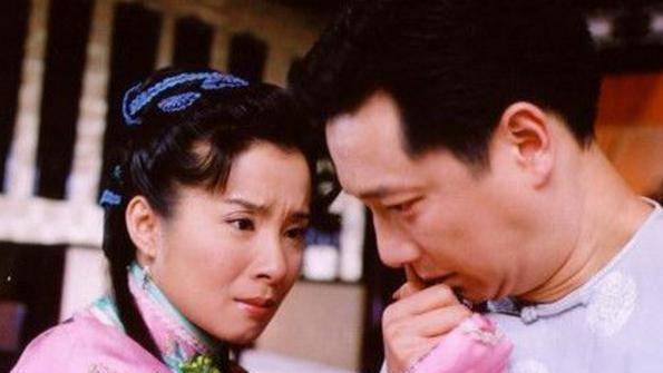 岳翎：与男友分手7年后同剧飙戏，为爱永久退隐，52岁风采依旧