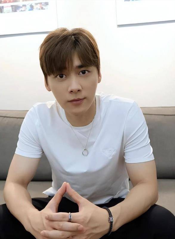李易峰手机:李易峰的事业巅峰与丑闻爆发：从星辰到黑暗