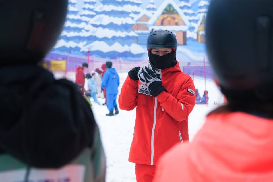 八月重庆热雪奇迹滑雪公开课免费开启让谈球吧体育您轻松享受雪地乐趣！(图1)