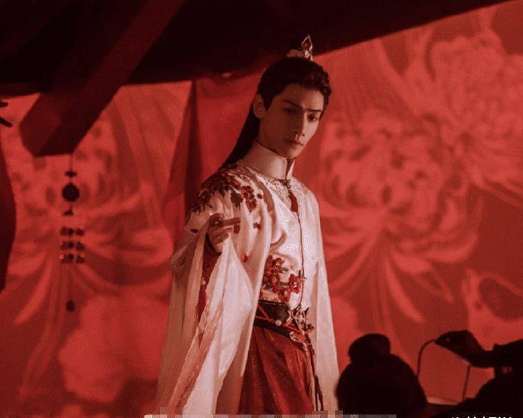 罗云熙《倩女幽魂》手游海报，古装造型颜值好抗打，比润玉还帅气