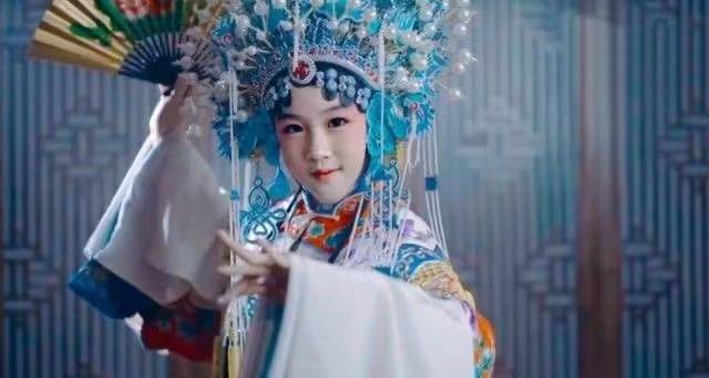 原创陆毅14岁大女儿贝儿，京剧花旦扮相气质十足，身段指法有火候
