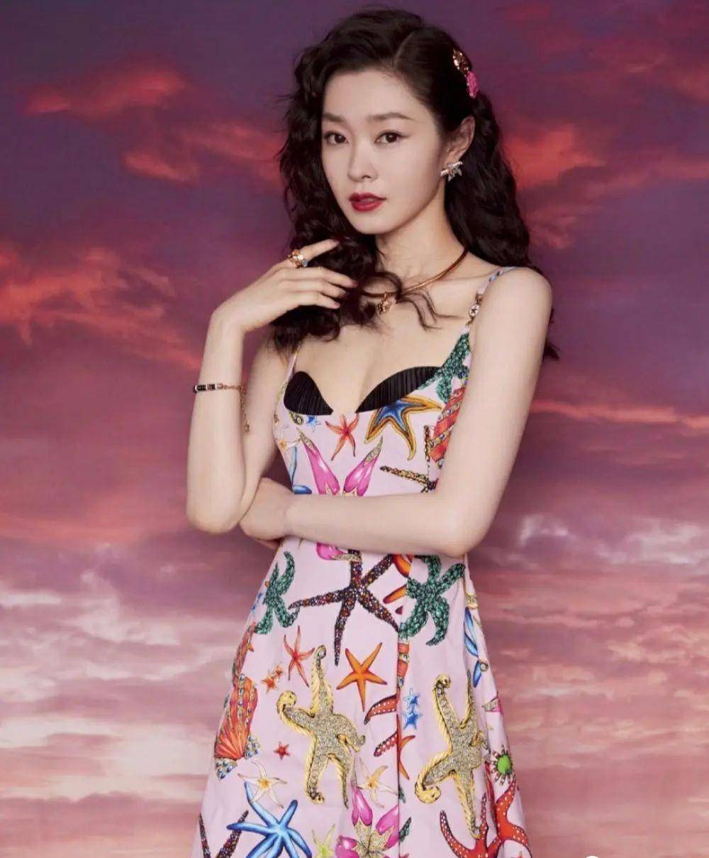爱游戏AYX体育宋轶才33岁就这么“豪放”！穿着裤裙秀出黑色抹胸一点也不尴尬(图1)
