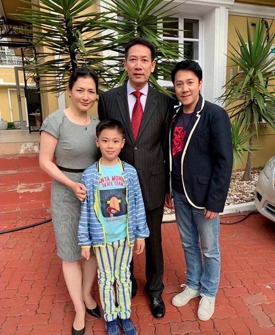 原创55岁蔡国庆：给痴呆母亲尽孝，养两个儿子，化解弟弟弟媳的矛盾