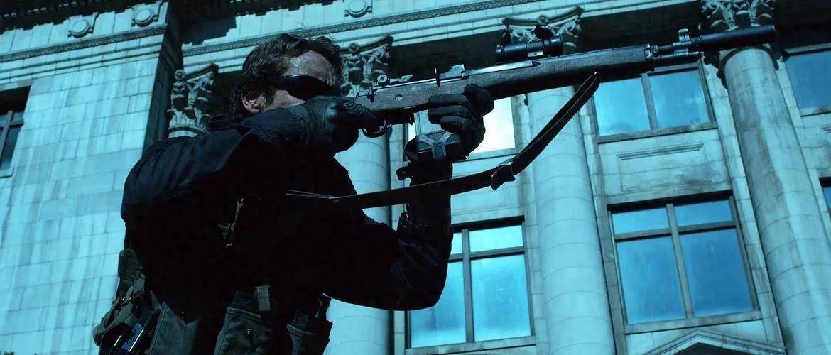 《盗火线 》，以多元化的叙述视角，讲述铁血硬汉之间的柔情