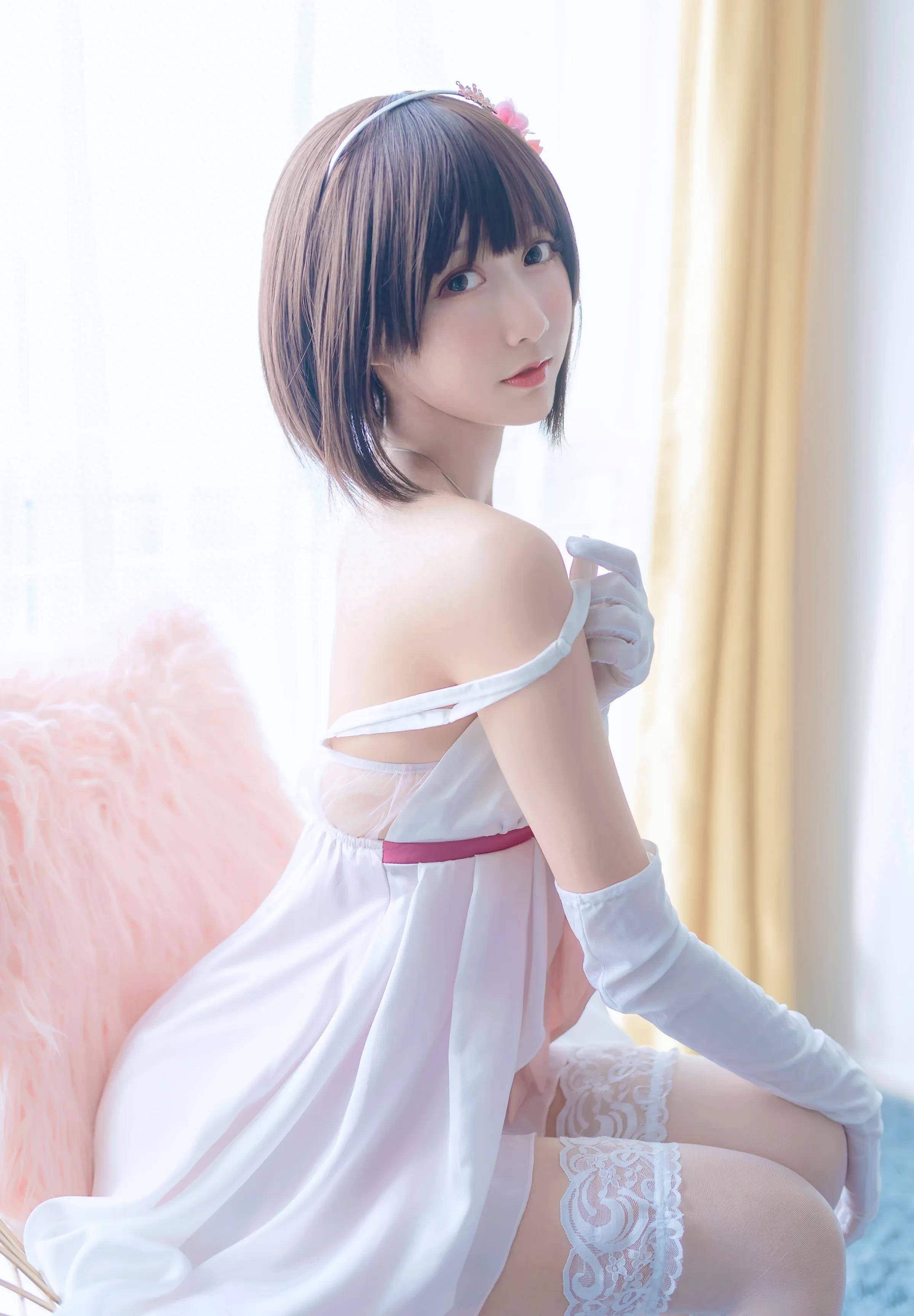 清纯欲望美女高清图片 第2320集：清纯白皙长腿美女室内私照