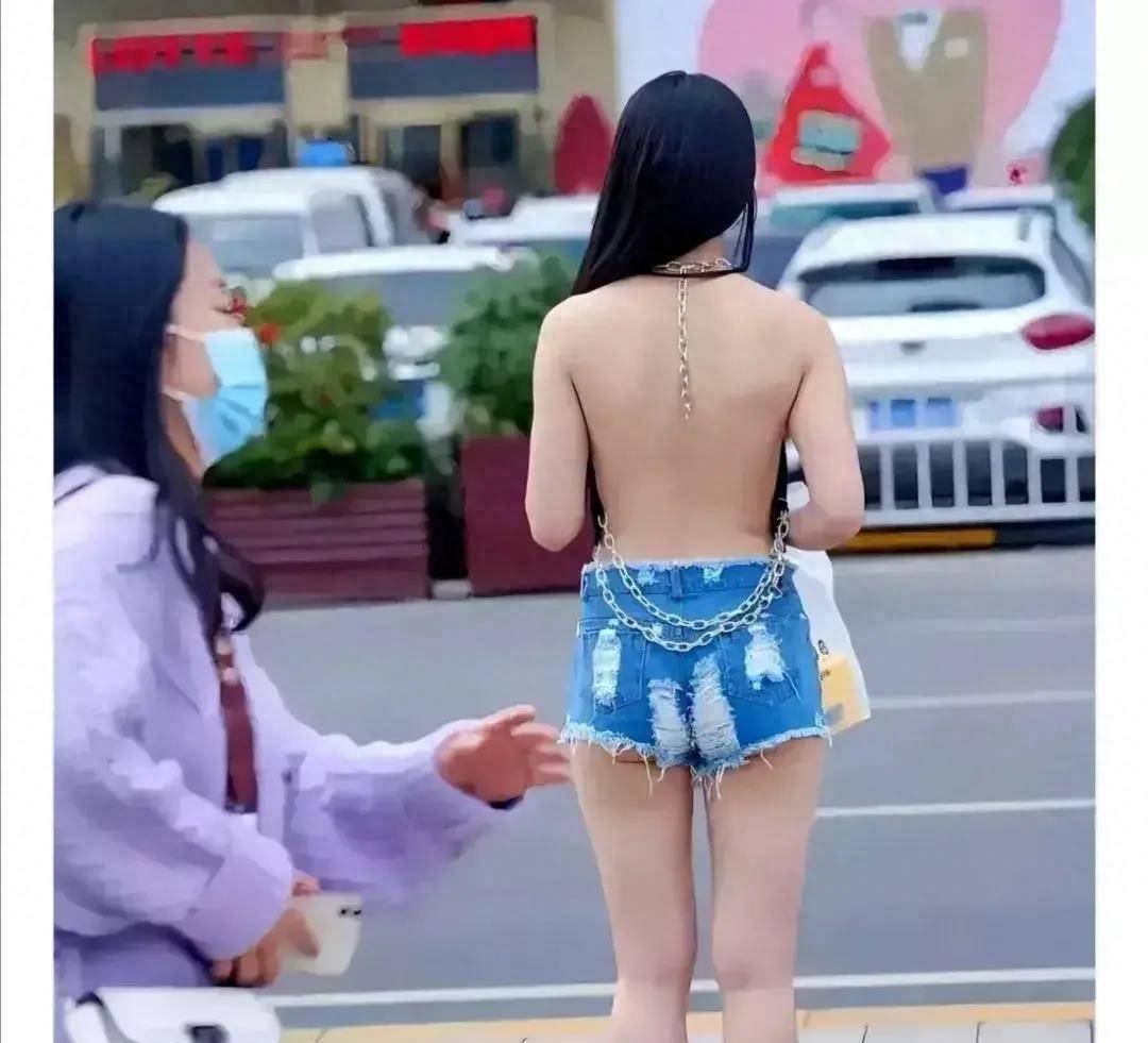 露背裙来了时尚又酷成为女子时髦又时尚的夏装首选爱游戏ayx(图4)
