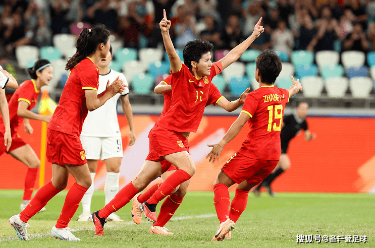 0-1到1-1！中国女足绝境爆发开来，王珊珊破门得分，韩国队主帅不由吼叫