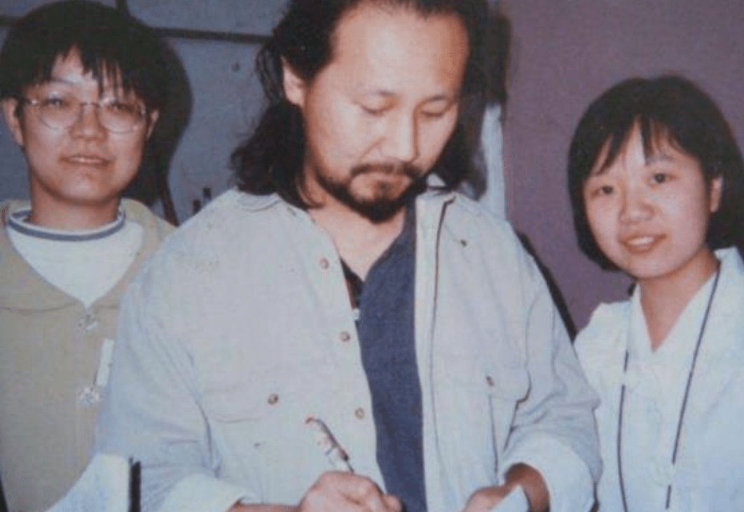 蒙古人不仅喜欢唱歌还爱喝酒，腾格尔也不例外，没钱买酒就跑去用血换钱