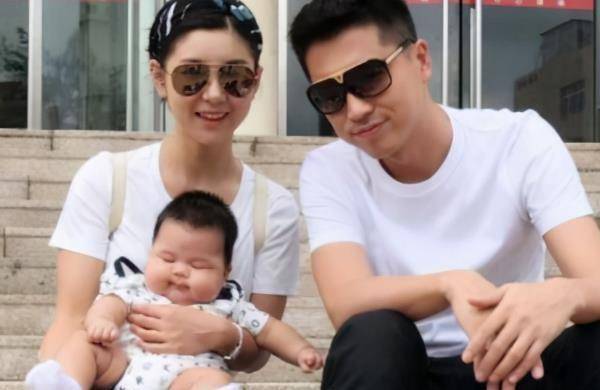 原创老婆还没上大学，王雷就把她预定了，毕业礼直接求婚，爱她到现在