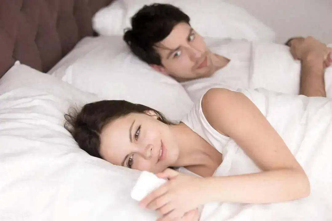 梦境交织的现实，与网友男友的床榻之争