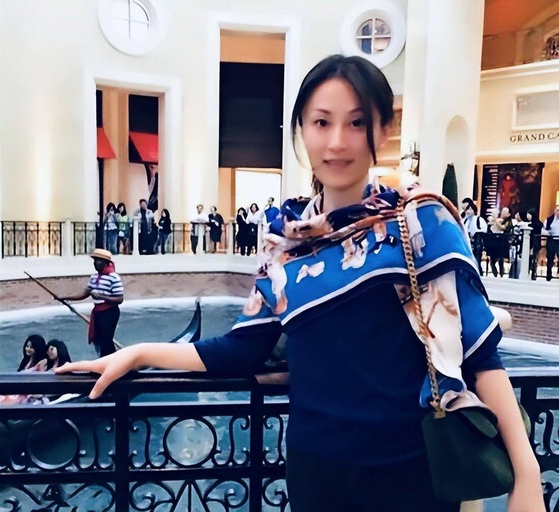 原创杨子前妻陶虹难得一见，身穿小黑格纹连衣裙减龄知性，优雅气质不输黄圣依