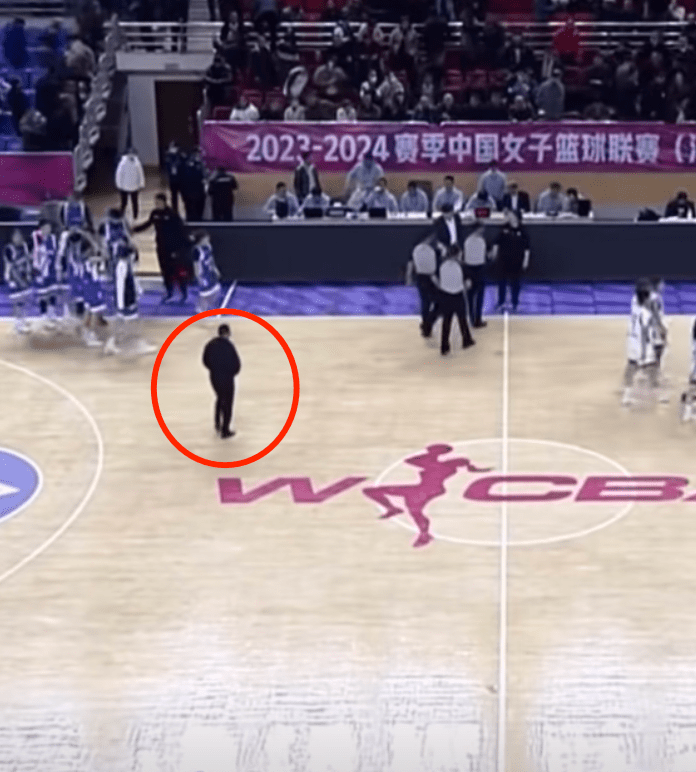 原创             中国篮球闹剧 观众投掷杂物+进场追打裁判 女篮球员抱住对方劝架