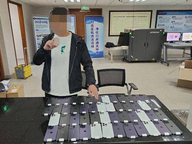 50部手机绑身走私，男子为何铤而走险，海关如何识破？