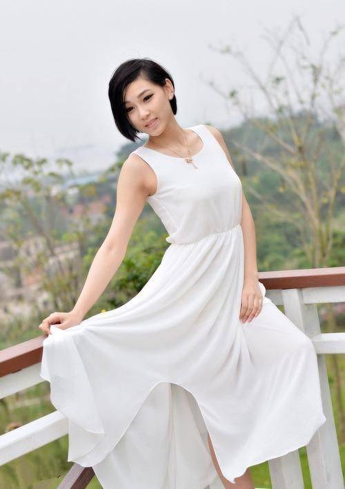 爱游戏AYX体育揭秘长裙的魅力：睛彩视界对长裙的鉴赏(图2)