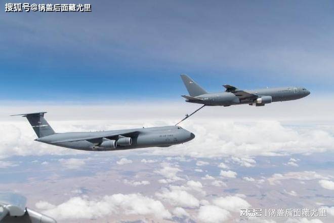 美国空军开创先河：C-5M运输机首次成功进行反向空中加油