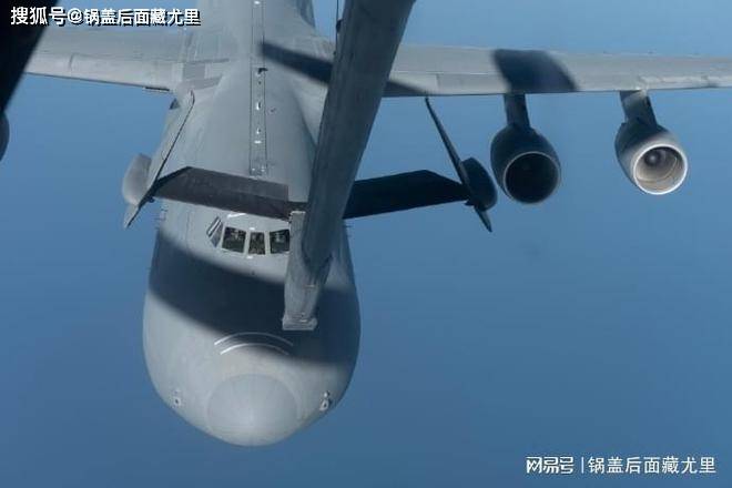 美国空军开创先河：C-5M运输机首次成功进行反向空中加油(图2)