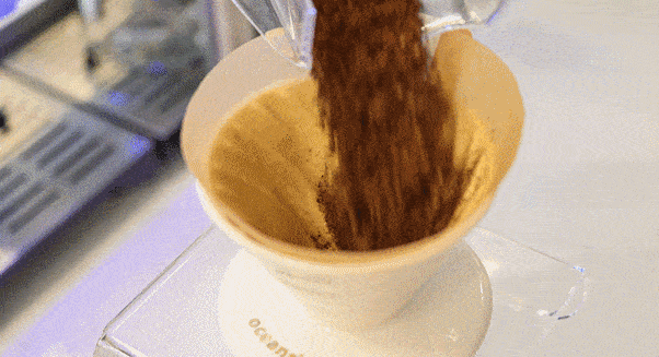 困倦的午后来上一杯茶香浓郁,沁心酸爽的港式冻柠茶,再配上一块小蛋糕