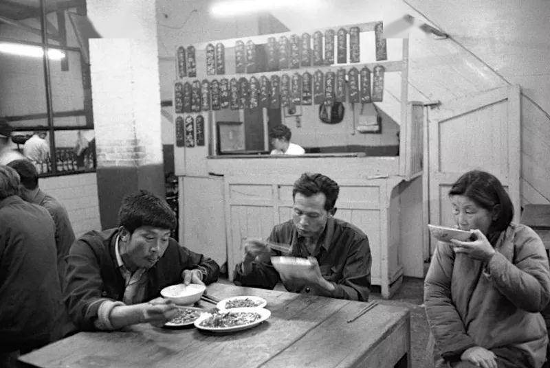 【品鉴】 国营饭店老照片,重现70年代人"下馆子"记忆