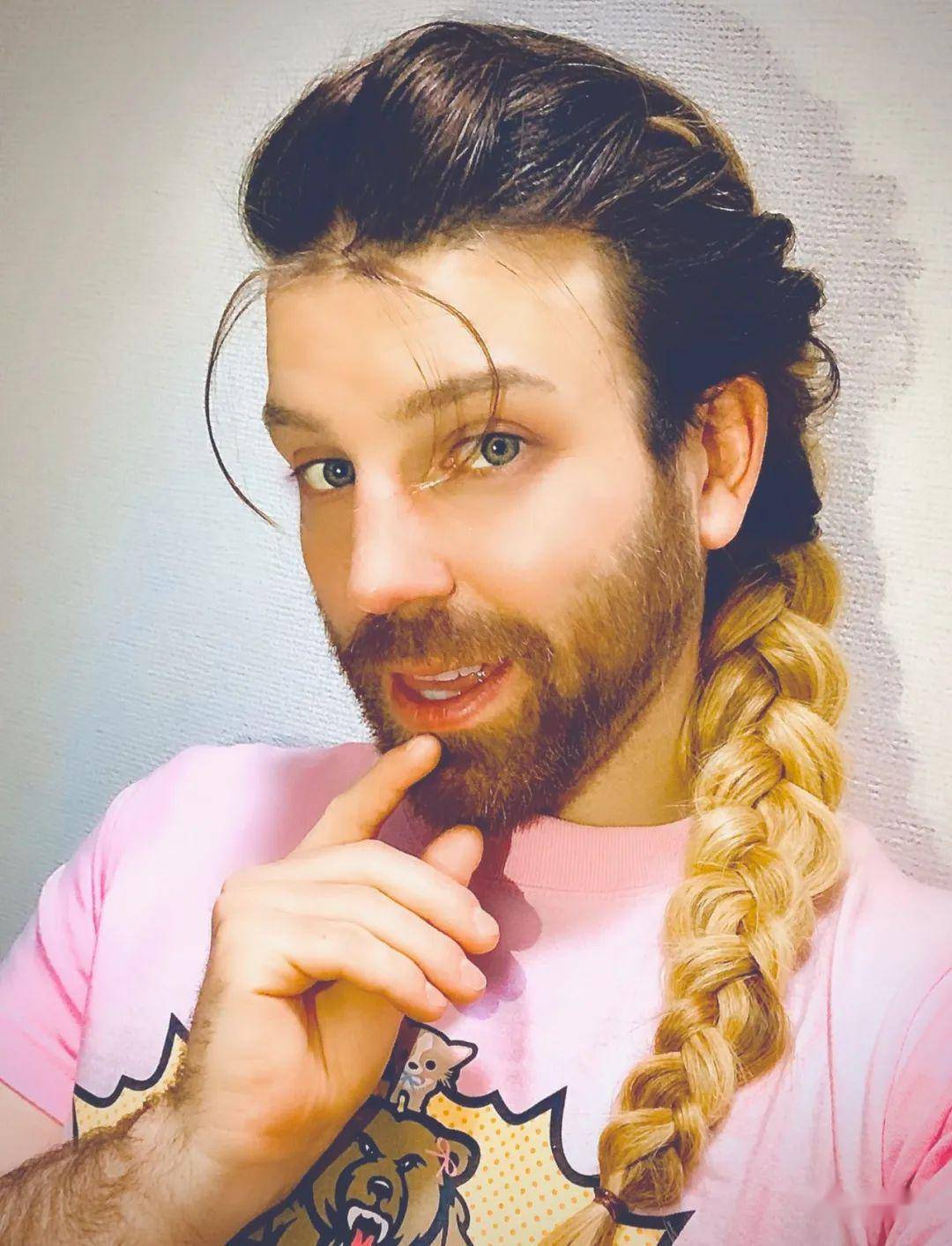 来自澳大利亚的变装网红胡子姐姐(ladybeard)在日本也过起了宅家生活