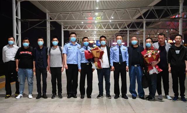 5月13日,薛城区公安分局政委张茂磊到枣庄高铁站欢迎追逃专案组民警
