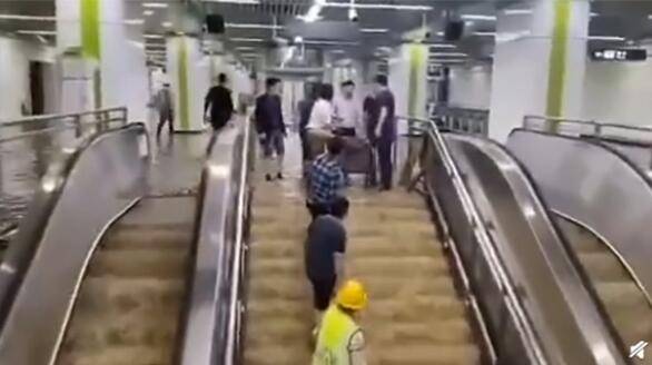 长沙在建地铁3号线出现大量涌水:连夜超强暴雨所致